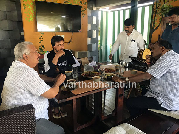 ಕುಮಾರಸ್ವಾಮಿಗೆ ಕೈಯ್ಯಾರೆ ಅಡುಗೆ ಮಾಡಿ ಬಡಿಸಿದ ಕಿಚ್ಚ ಸುದೀಪ್